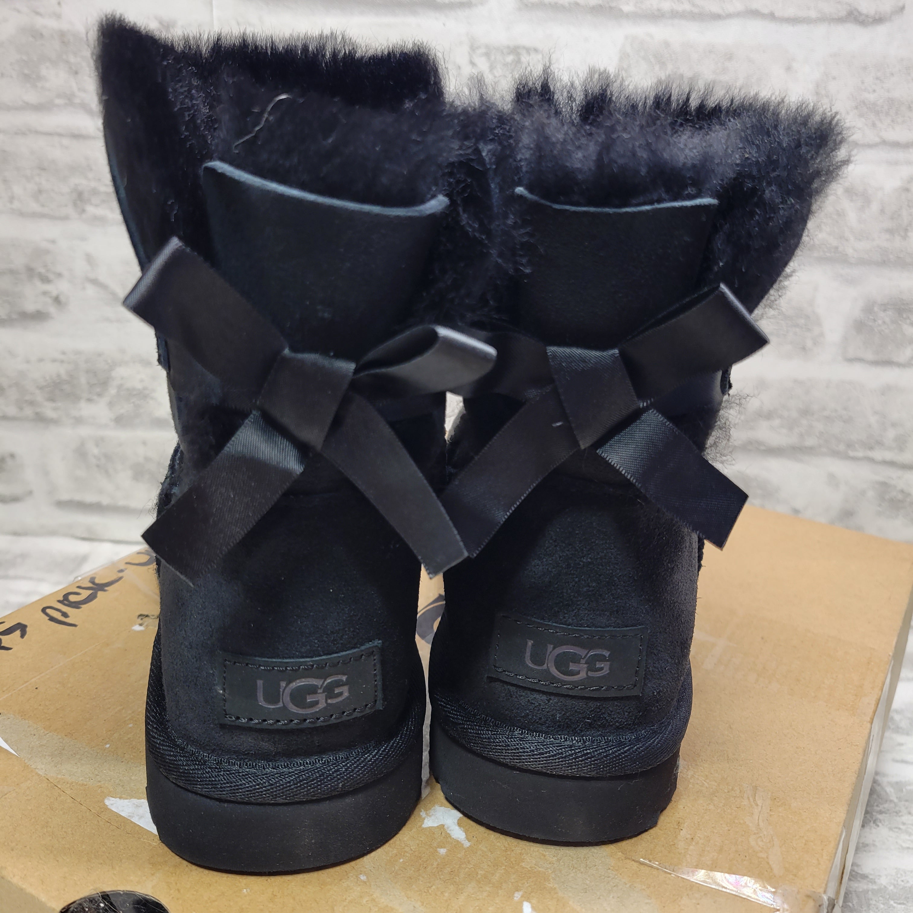 UGG Women's Mini Bailey Bow Ii Boot, Black, 8 (7689391669486)