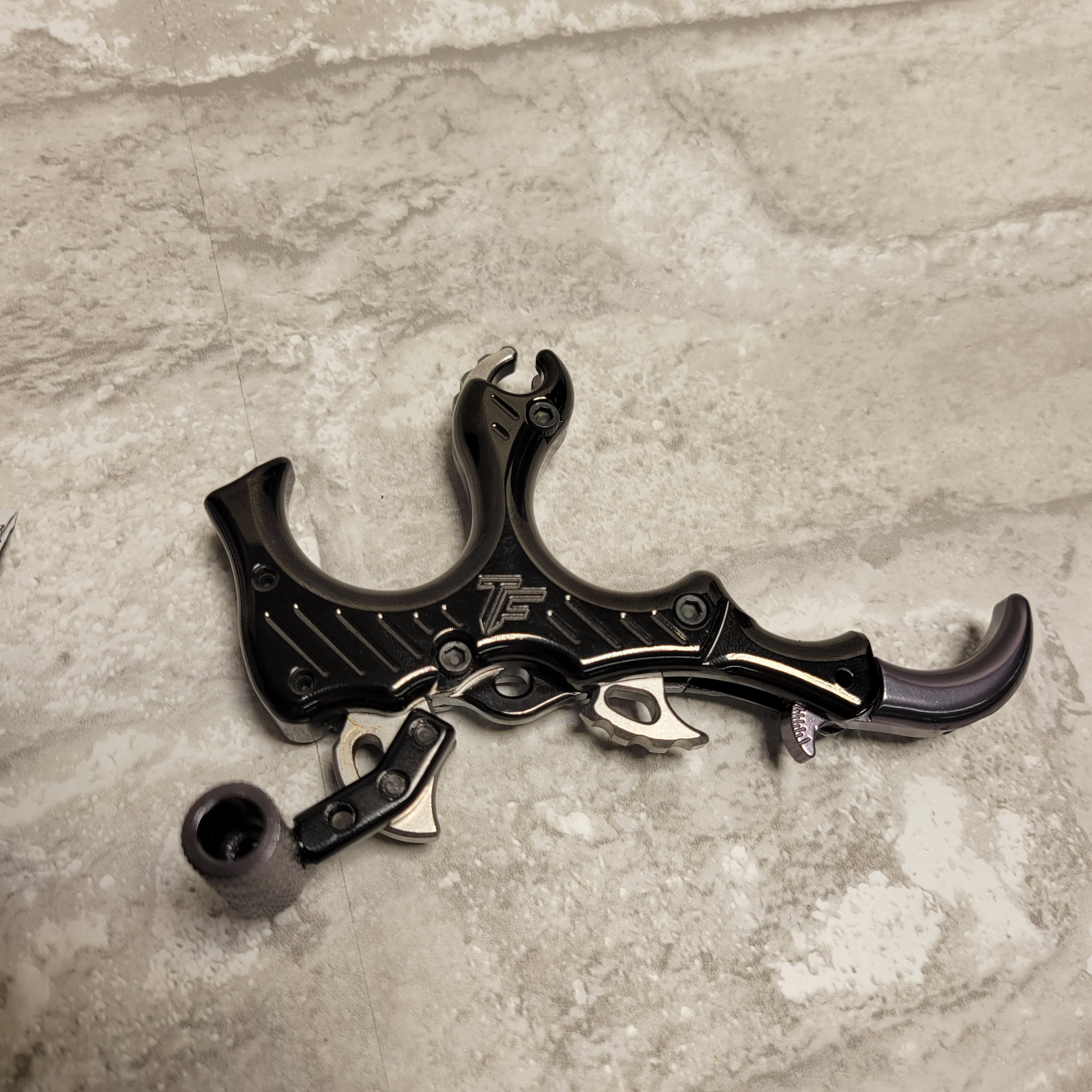 Trufire Synapse  Hammer Throw Release 3 Finger Silver/Black (8008324579566)