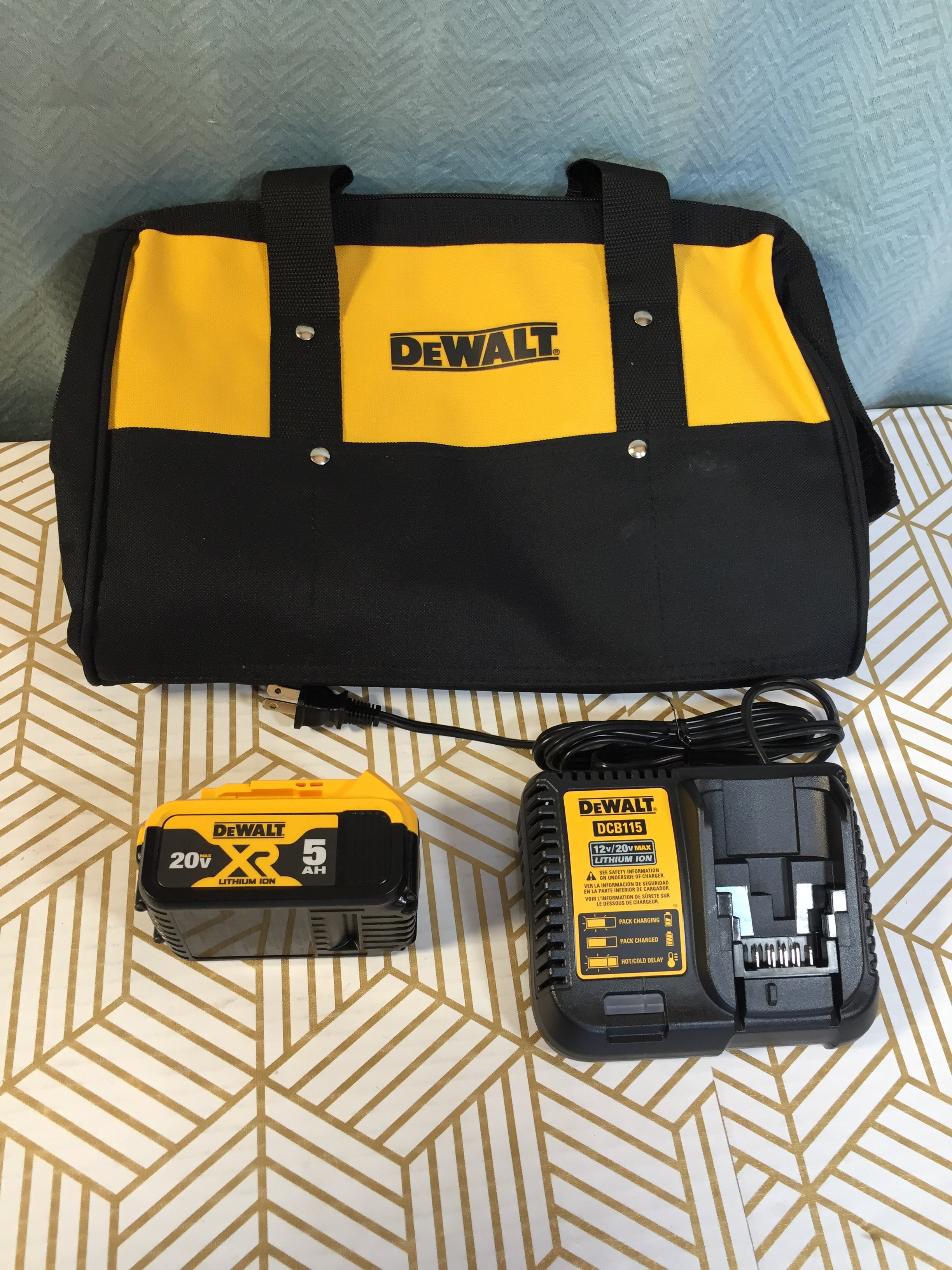 DEWALT 20V MAX Battery Starter Kit DCB205CK 5.0Ah Battery & Charger & Bag (7777875755246)