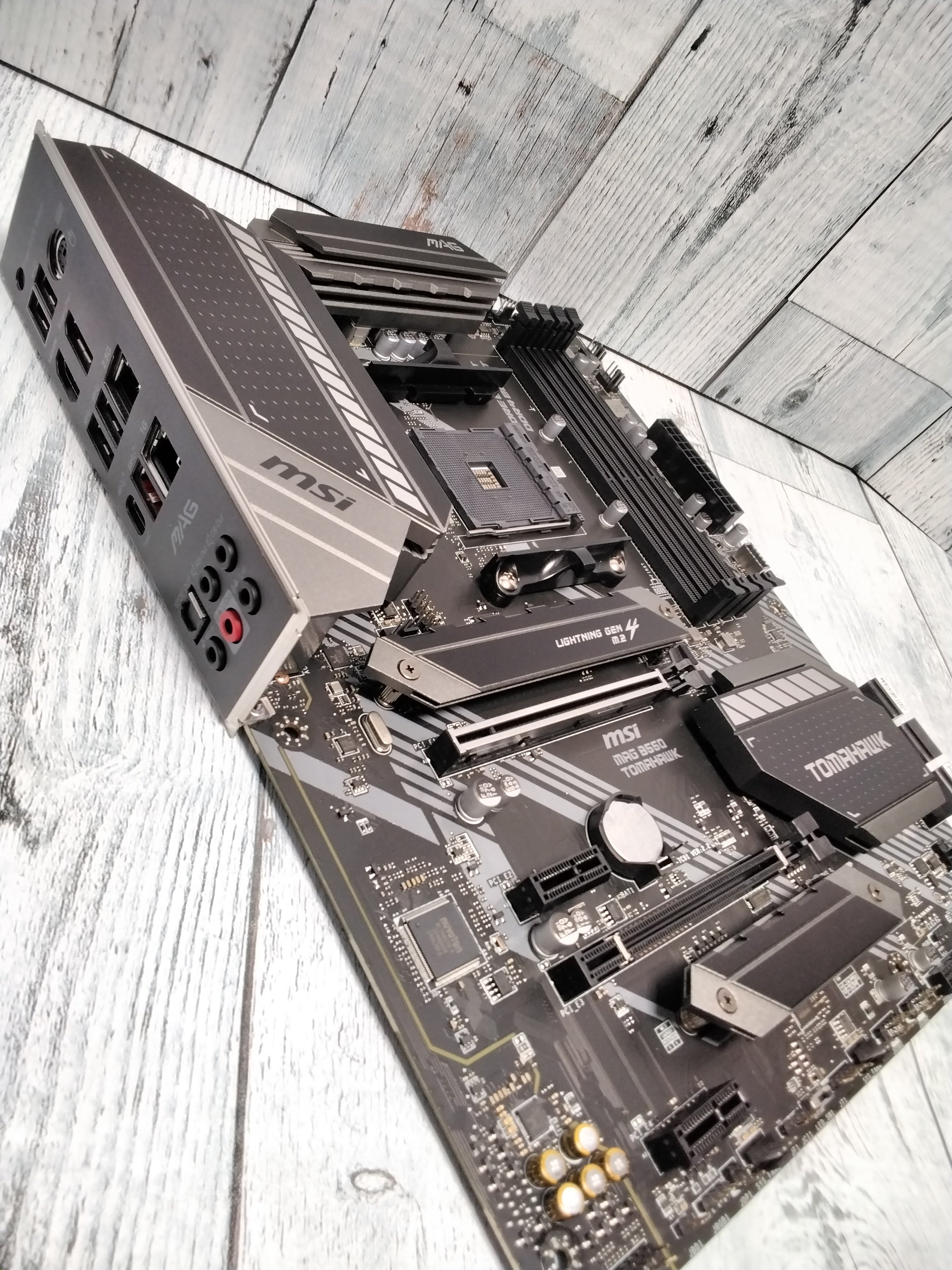 MSI MAG B550 TOMAHAWK Gaming Motherboard