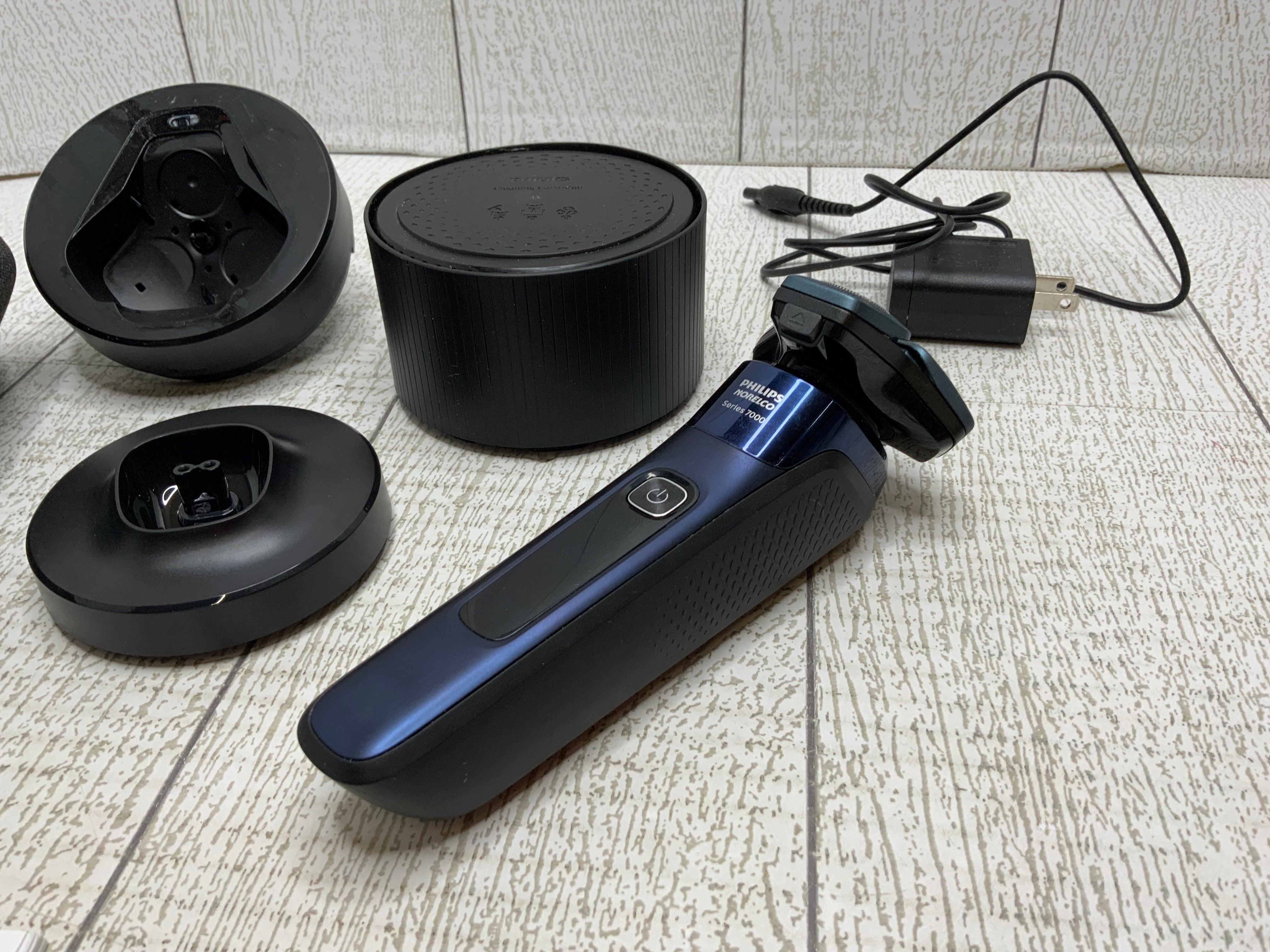 Philips Norelco Shaver 7700, Rechargeable Wet & Dry Electric Shaver