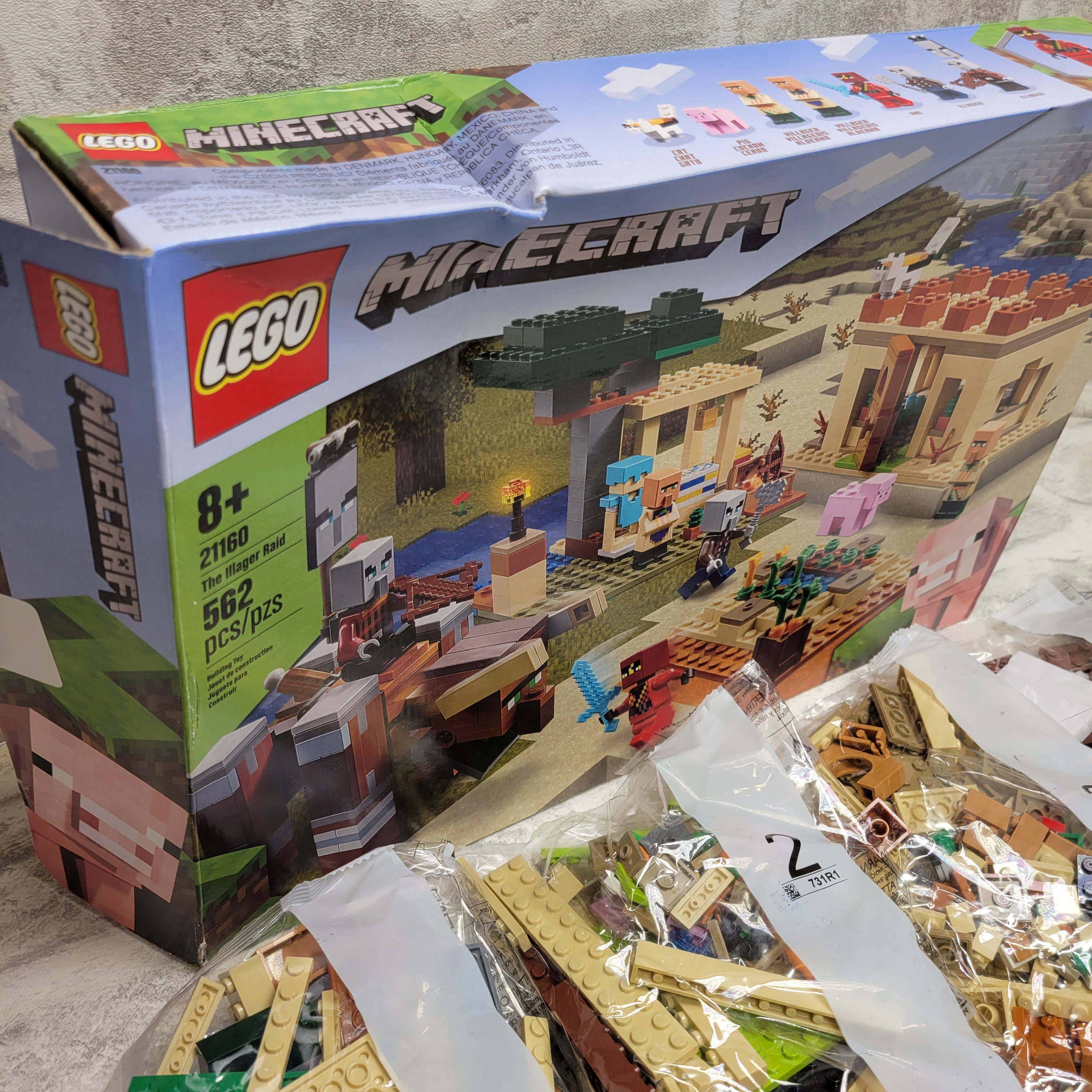 LEGO Minecraft The Villager Raid 21160 (562 Pieces) (7609106170094)