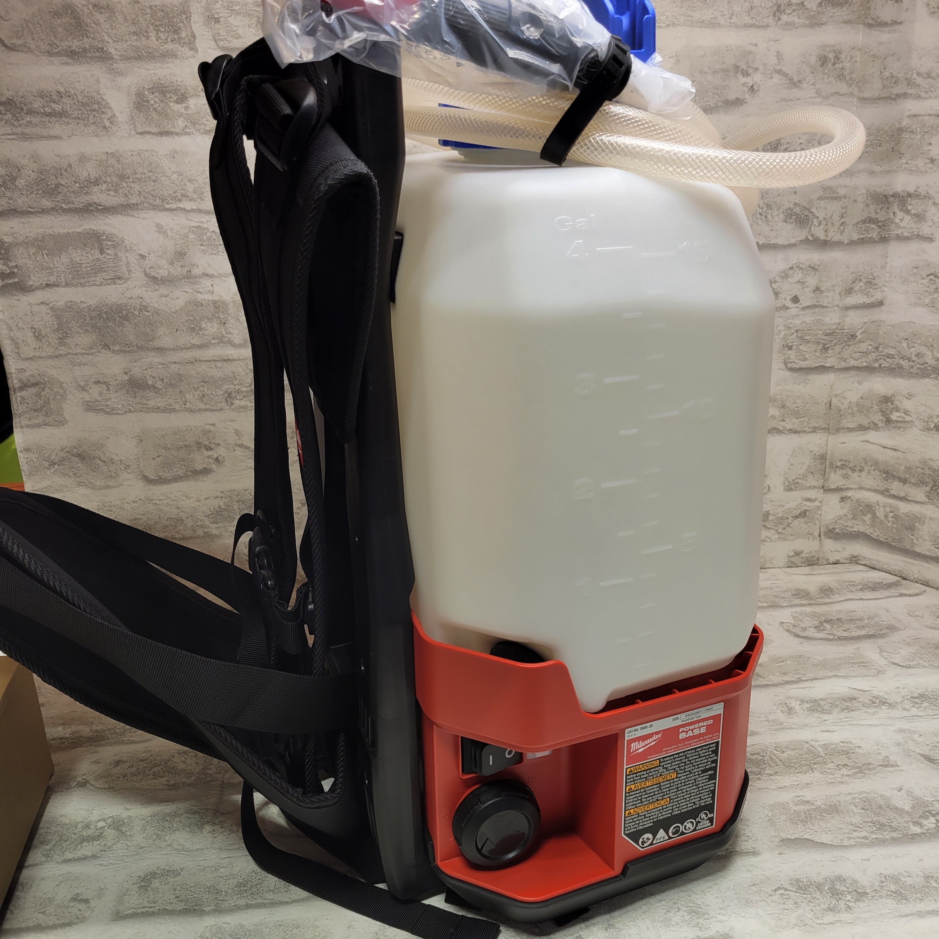 Milwaukee M18 4 Gal. Switch Tank Backpack Water Supply Kit w/ Battery & Charger (7774471028974)