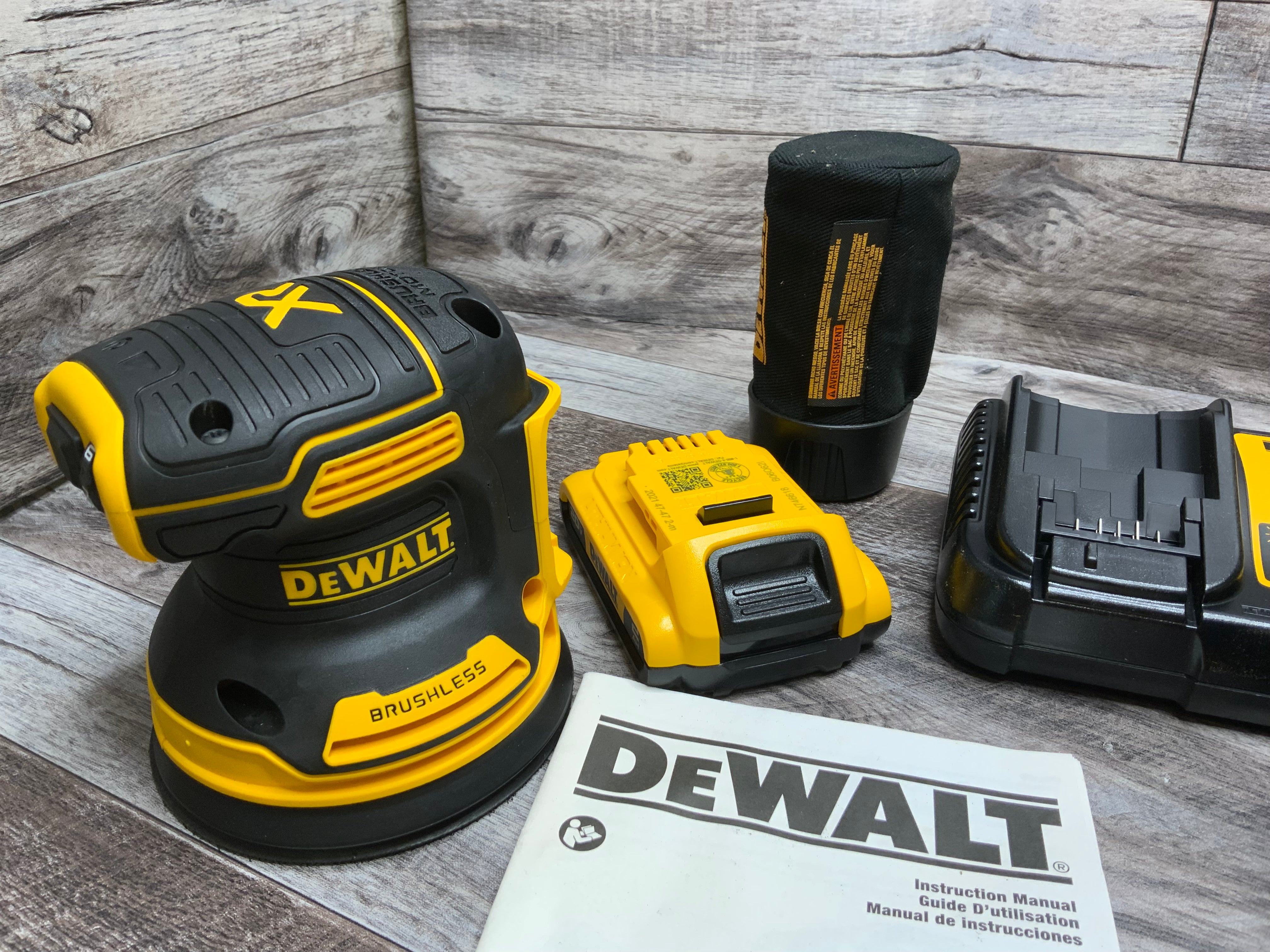 DEWALT 20V MAX Random Orbit Sander Kit (DCW210D1)