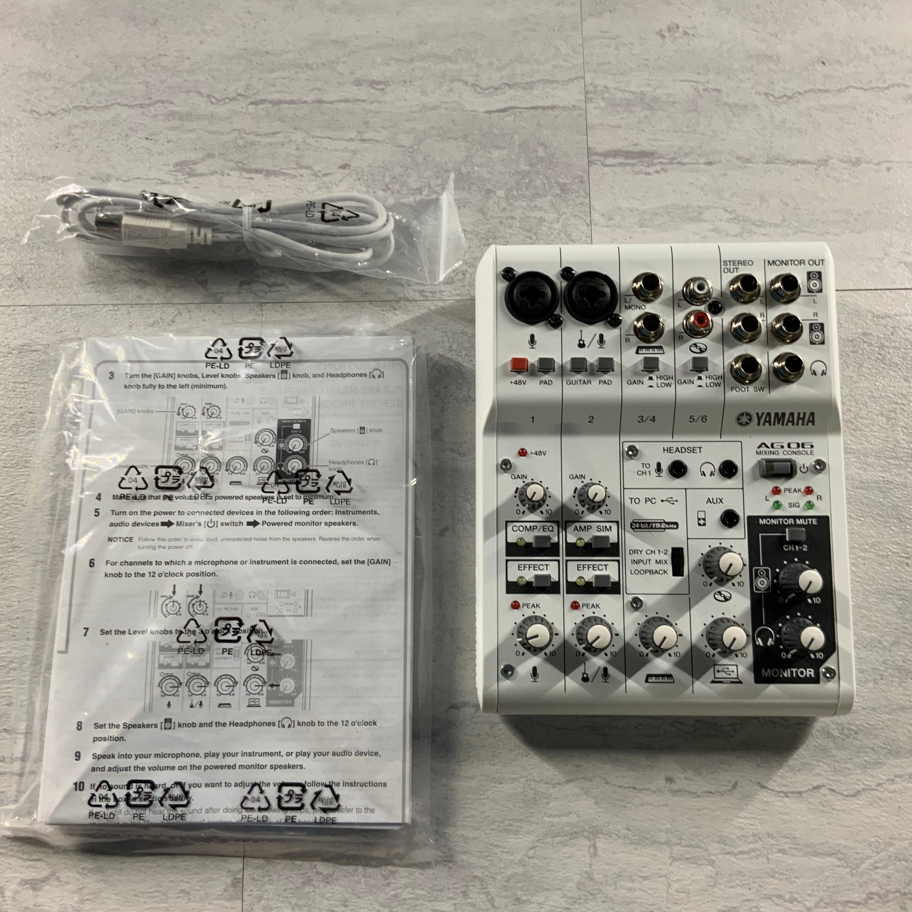 Yamaha AG06 6-Channel Mixer / 2 Microphone , White (6961434329271)