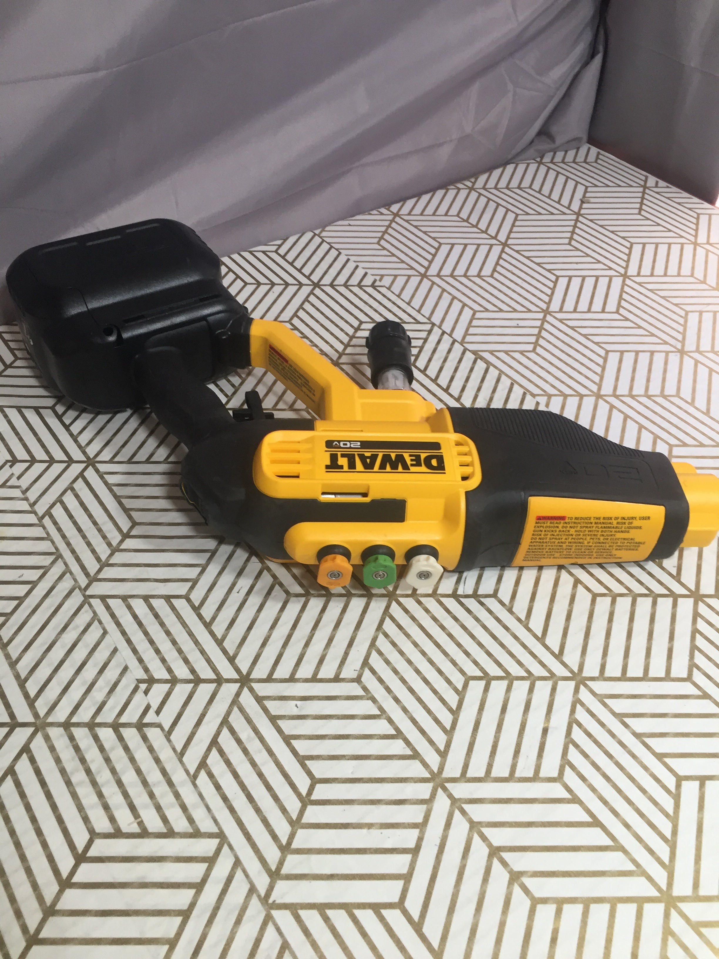 DEWALT DCPW550 Cordless Pressure Washer, Power Cleaner, 550-PSI, 1.0 G