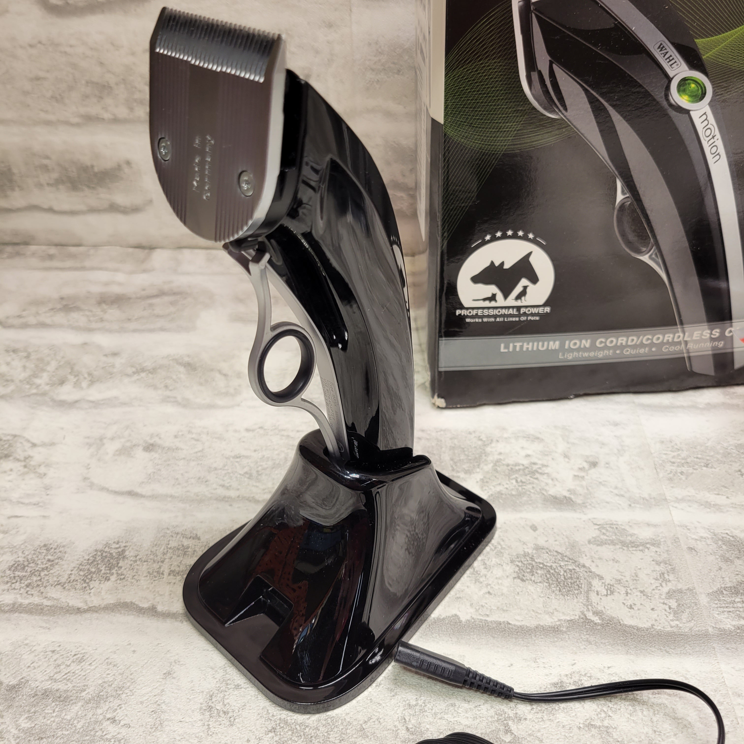 Wahl Professional Animal Motion Pet Corded/Cordless Clipper Kit (7704130289902)
