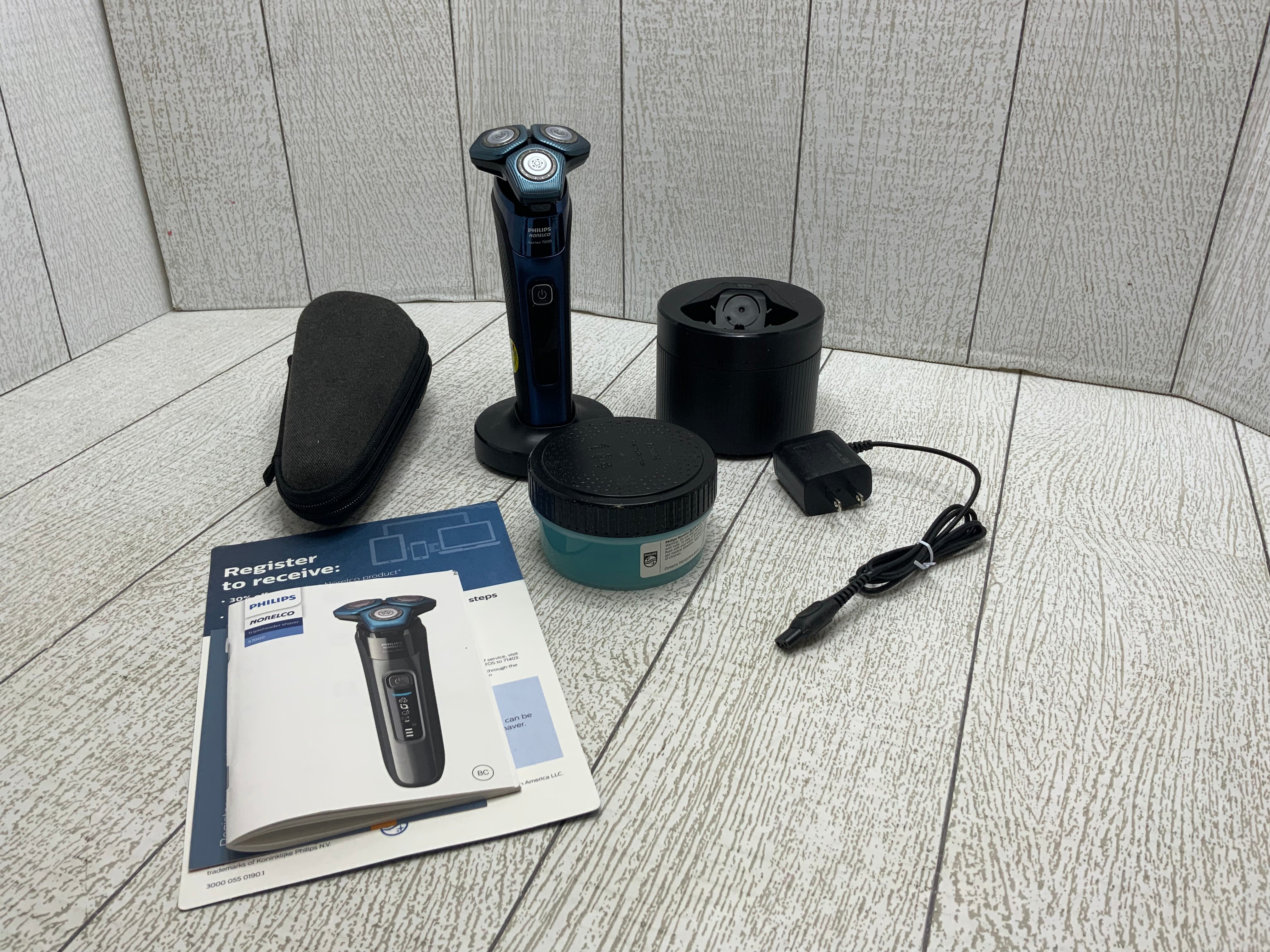 Philips Norelco Shaver 7800, Rechargeable Wet & Dry Electric Shaver
