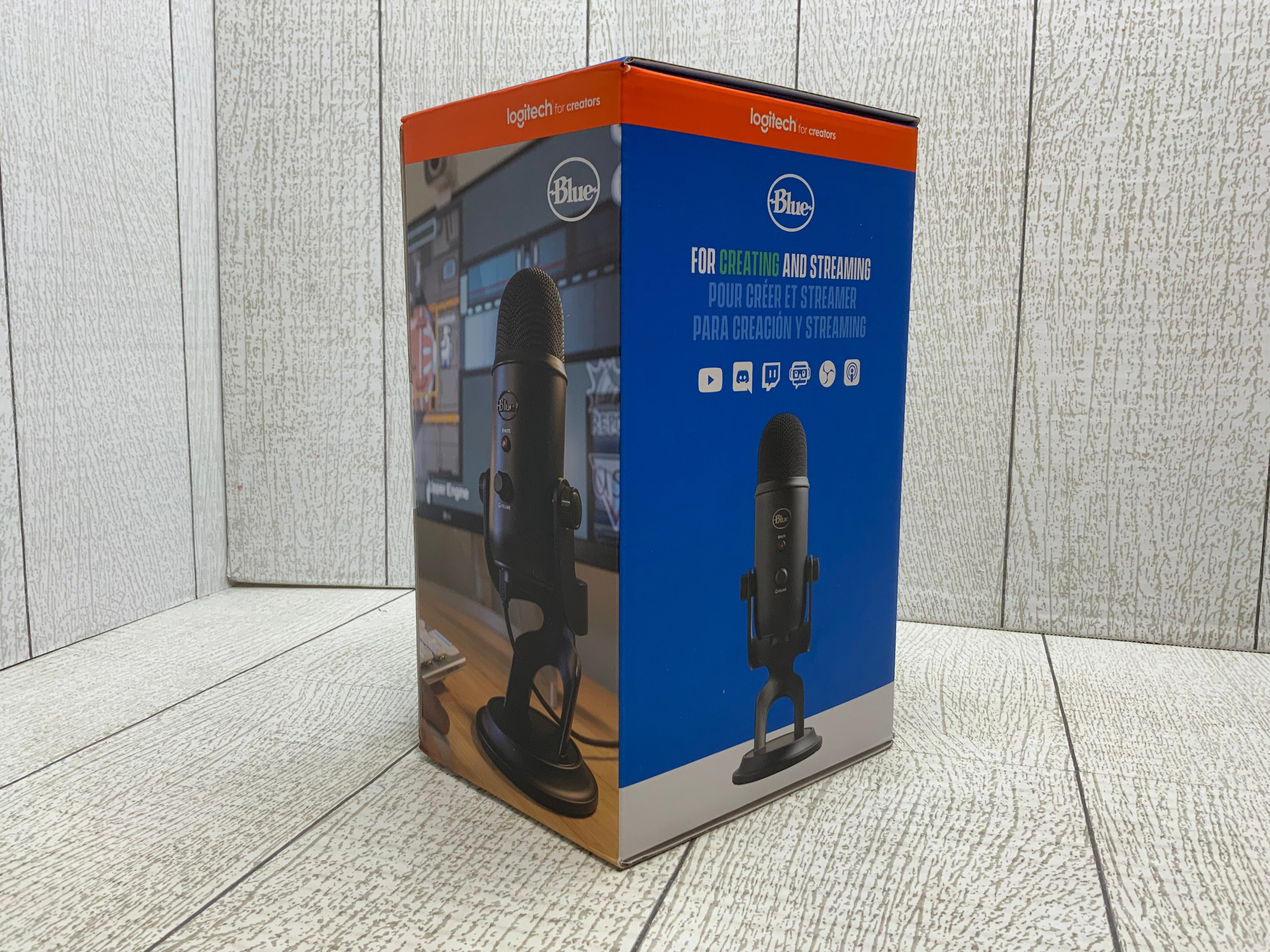 Blue Yeti USB Microphone for PC, Mac, Gaming, Recording, Streaming, Podcasting (8055276404974)