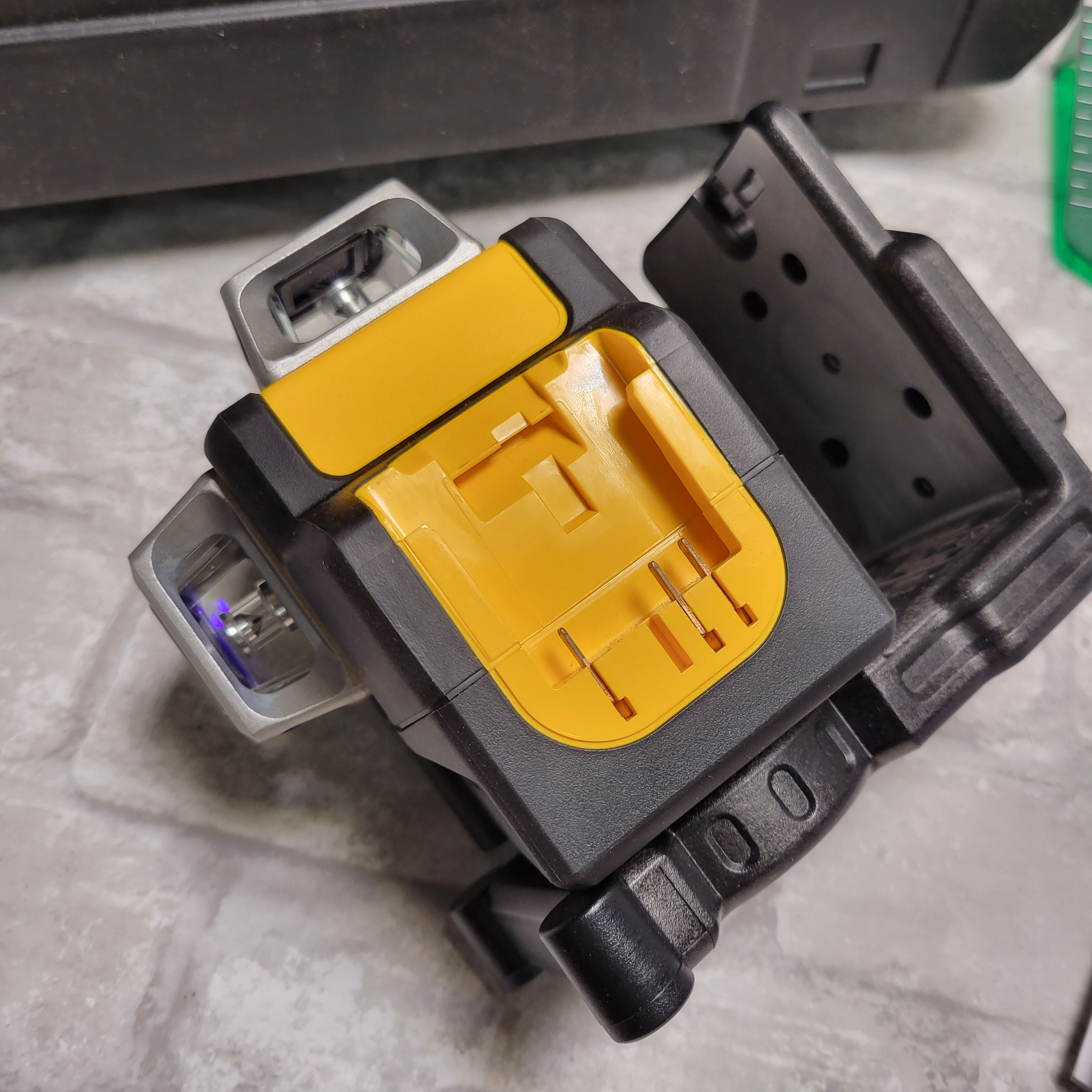 Dewalt DW089LG 12Volt 3 x 360Degree LithiumIon Green Line Laser *FO