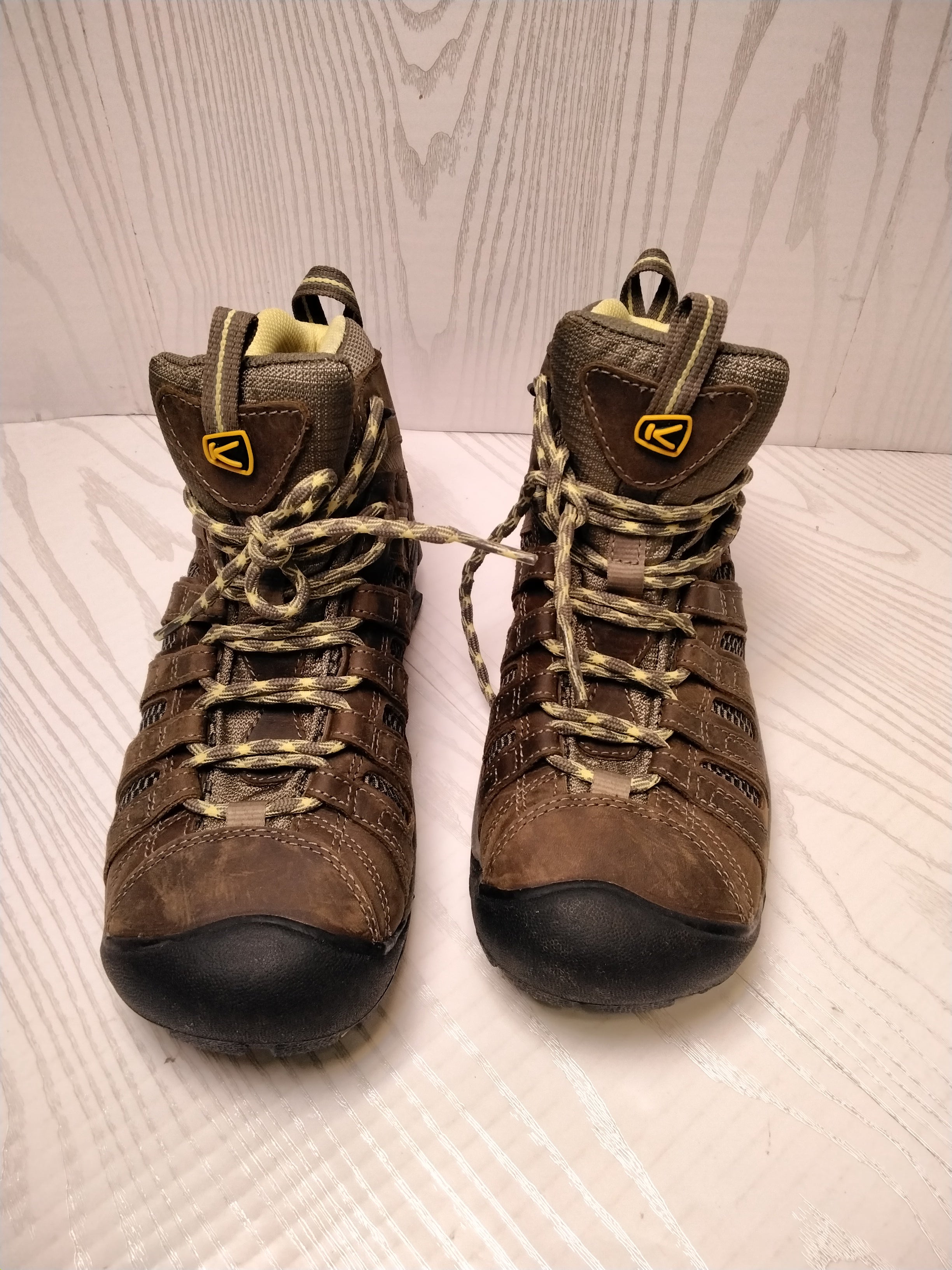 KEEN Women's Voyageur Mid Hiking Boot, Size 8.5 (7774370791662)