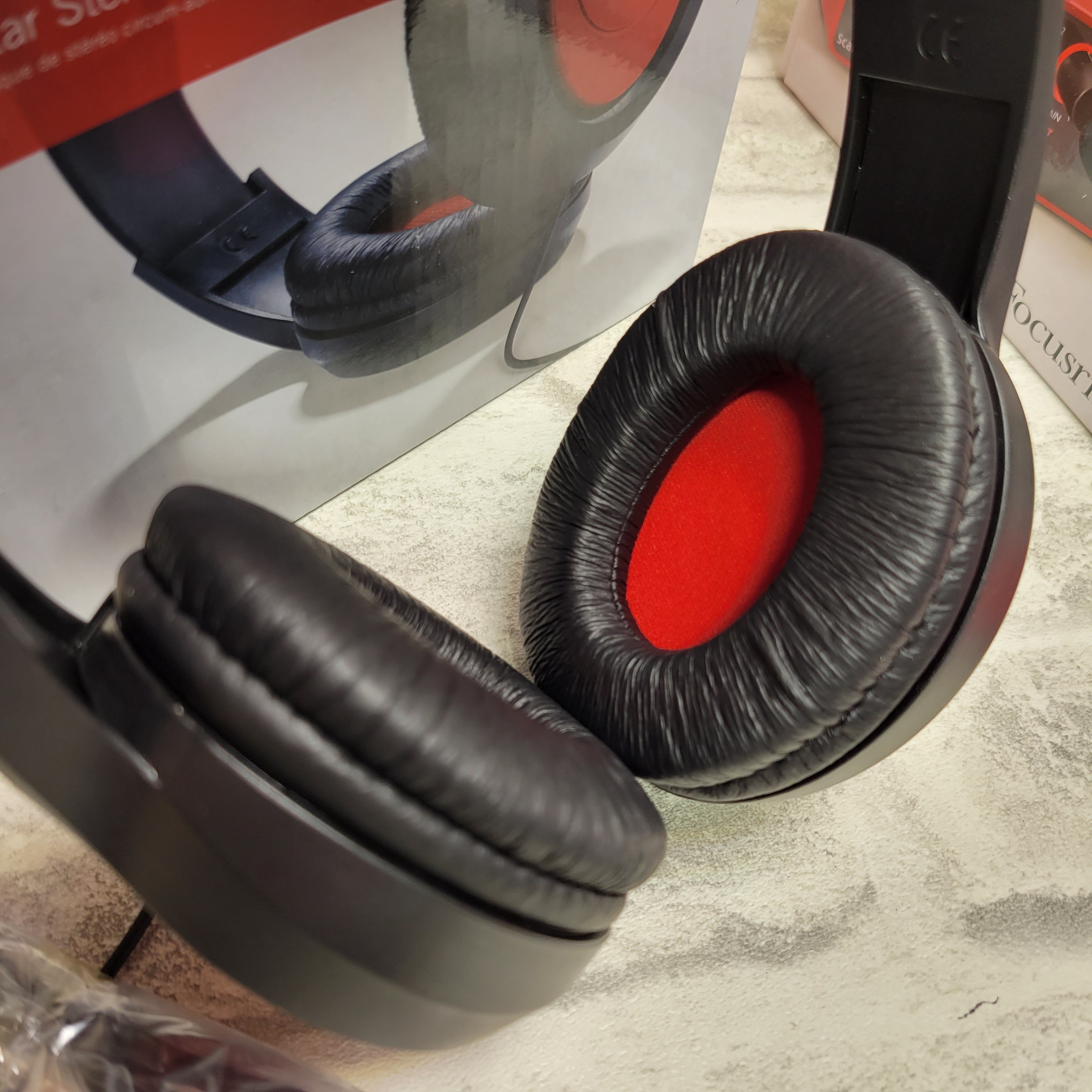 Focusrite Scarlett Solo USB Audio Interface + Samson SR360 Headphones, Cables (7610791067886)
