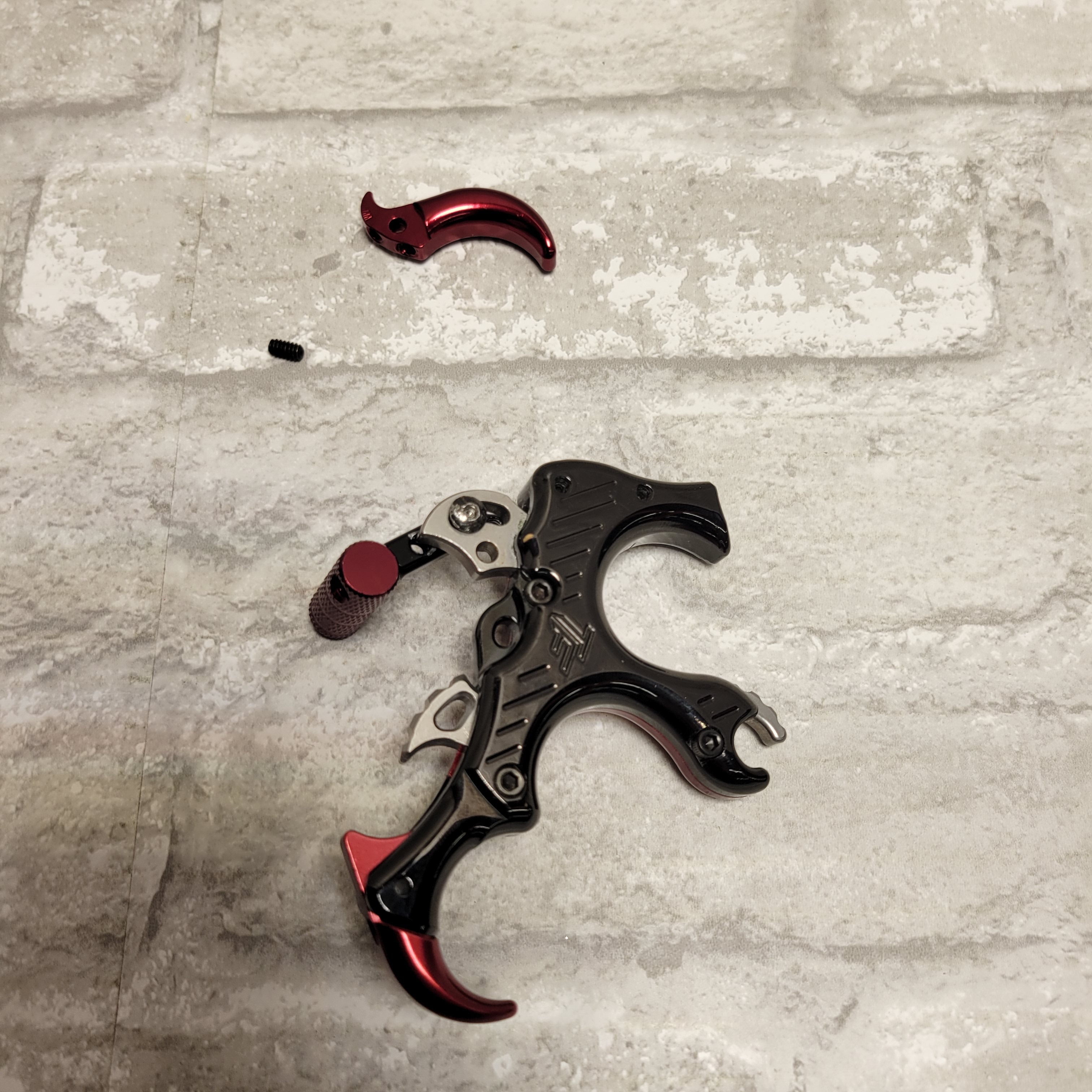 Tru Fire Release Synapse Thumb Button Release 3 Finger Red SYN-R *DAMAGED* (8032896286958)