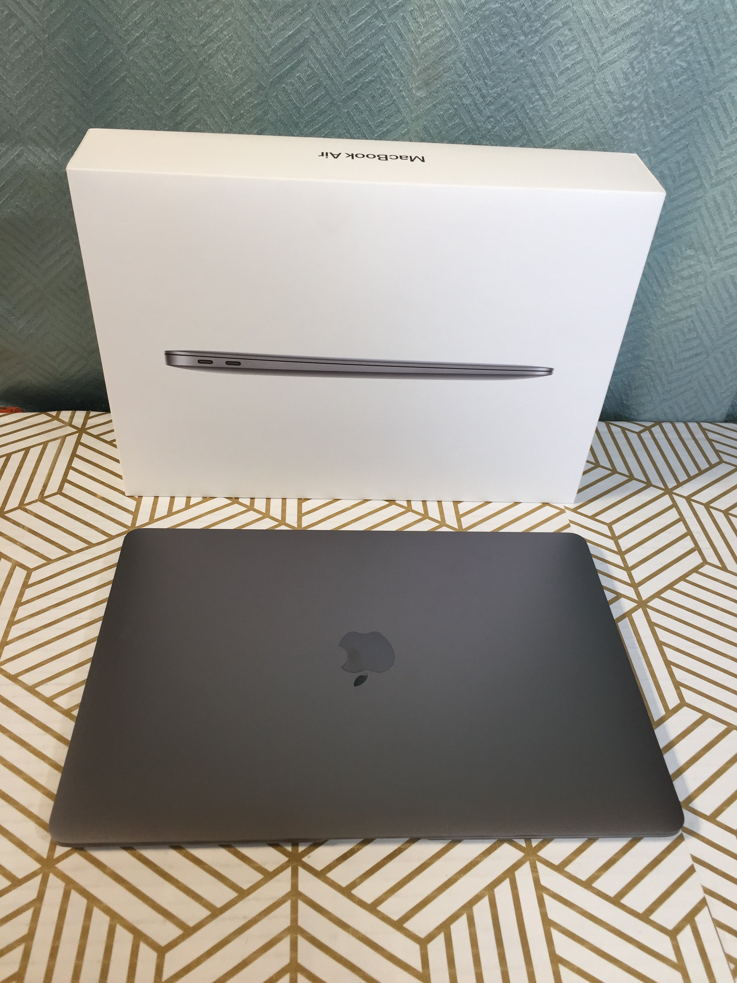2020 Apple MacBook Air Laptop: Apple M1 Chip, 13” Retina Display, 8GB RAM, 256GB SSD Storage, Backlit Keyboard, FaceTime HD Camera, Touch ID. Works with iPhone/iPad; Space Gray (7746537980142)