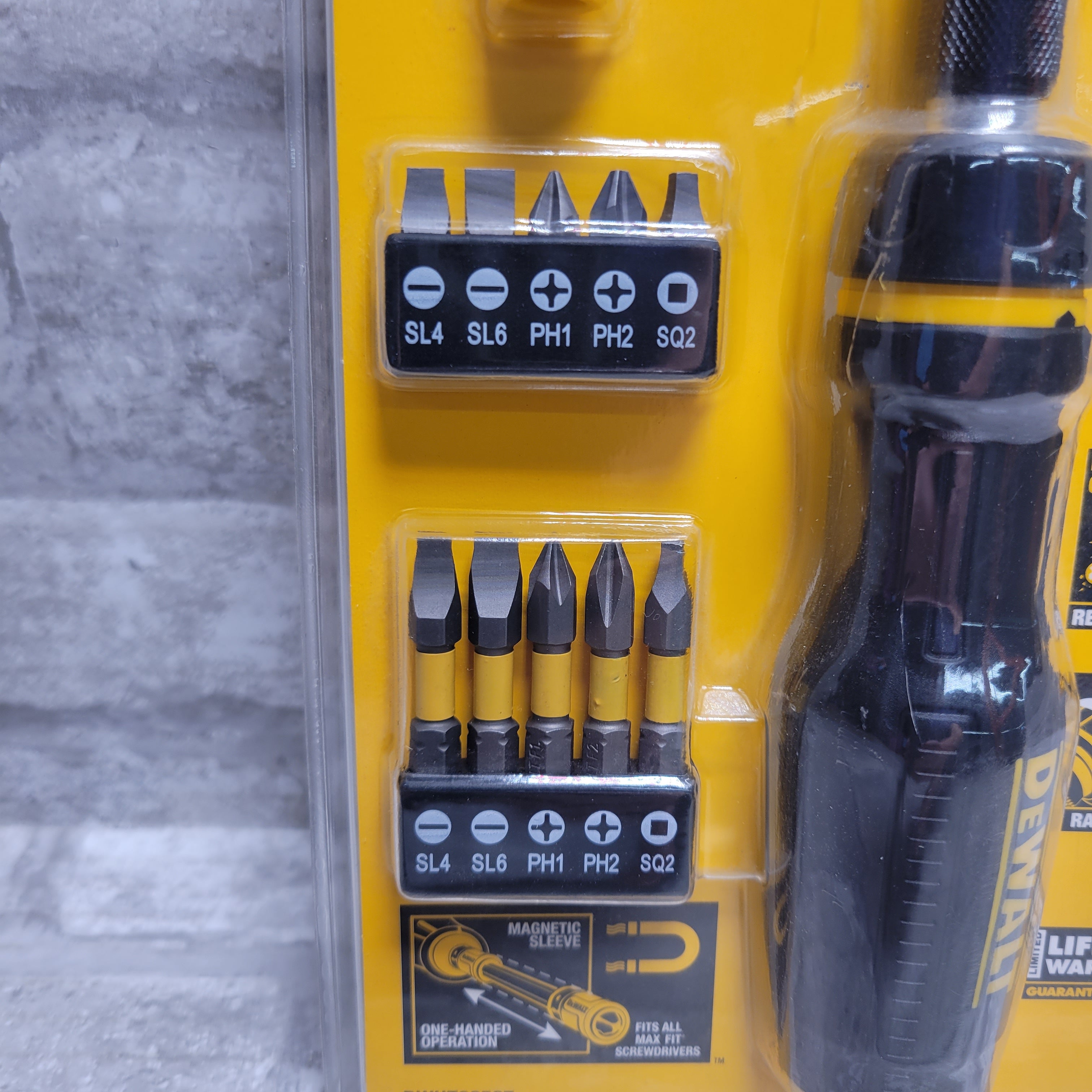 DEWALT MAXFIT Telescoping Ratcheting MultiBit Screwdriver