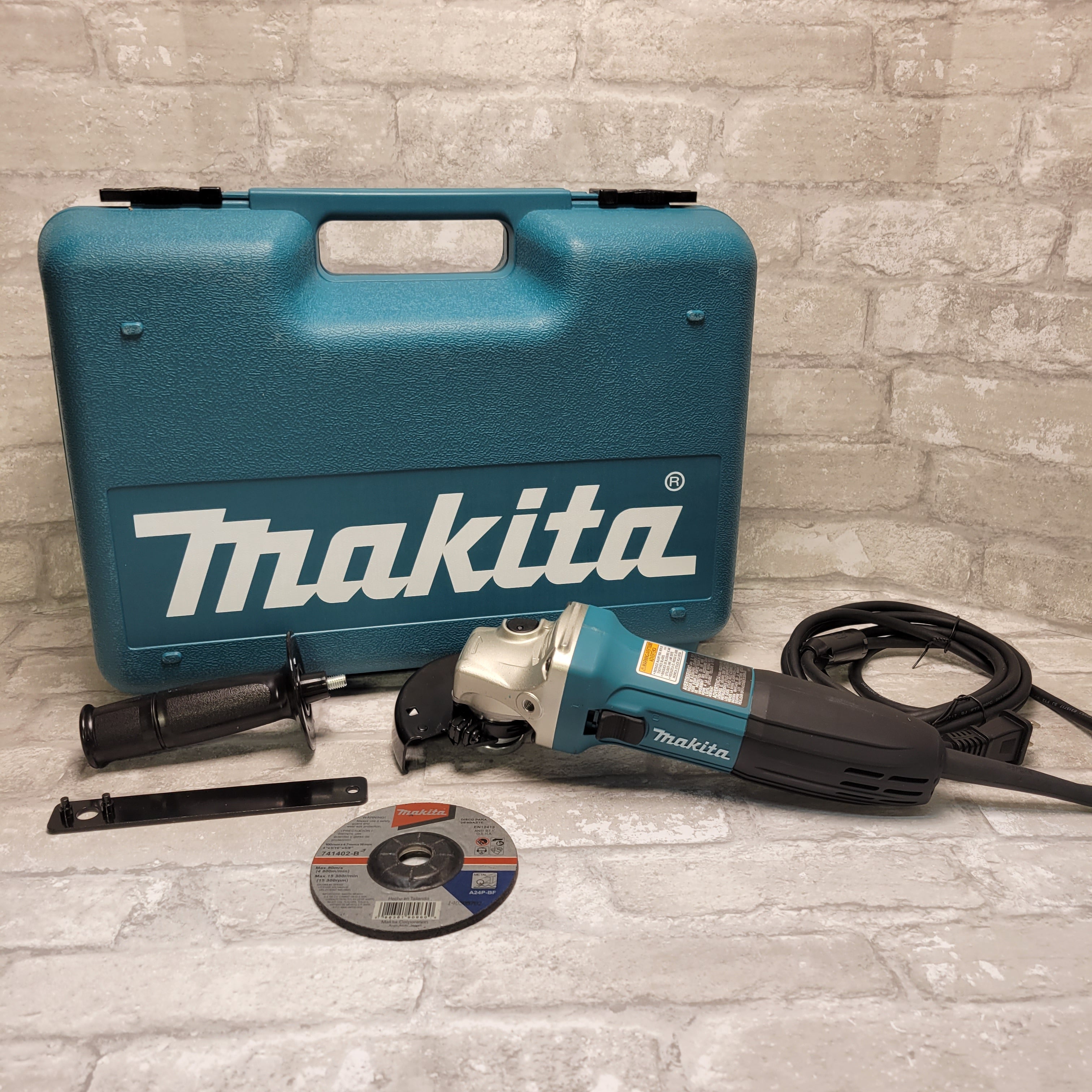 Makita 6 Amp Corded 4 in. Lightweight Angle Grinder GA4030K (7925233778926)