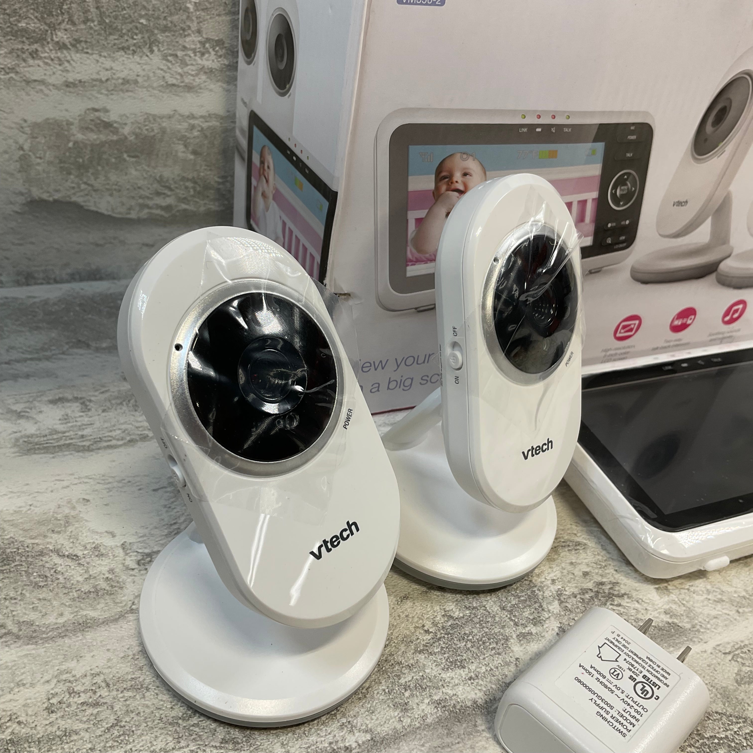 VTech VM3502 Video Monitor with Battery , 5" Screen, 2 Cameras