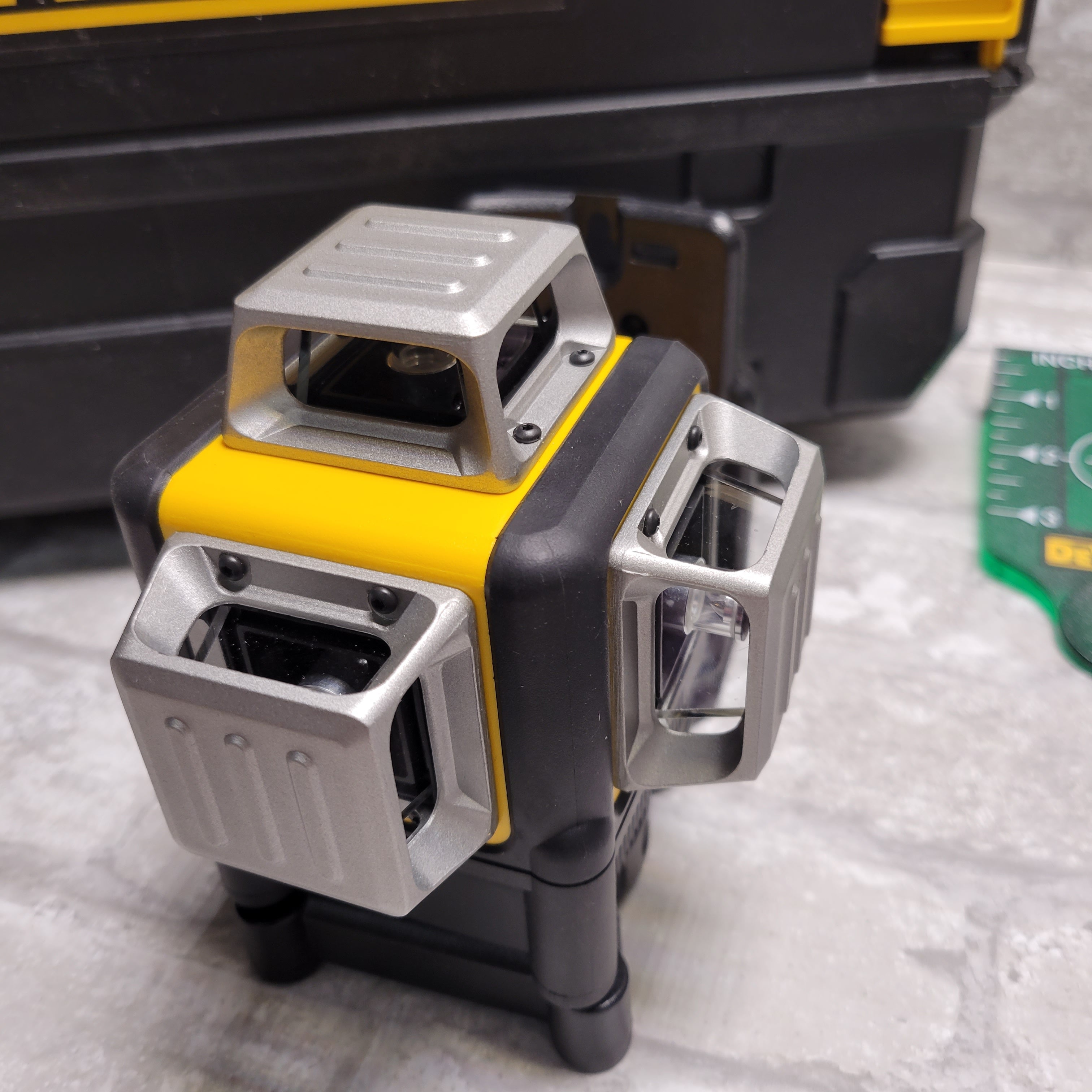 Dewalt DW089LG 12Volt 3 x 360Degree LithiumIon Green Line Laser *FO