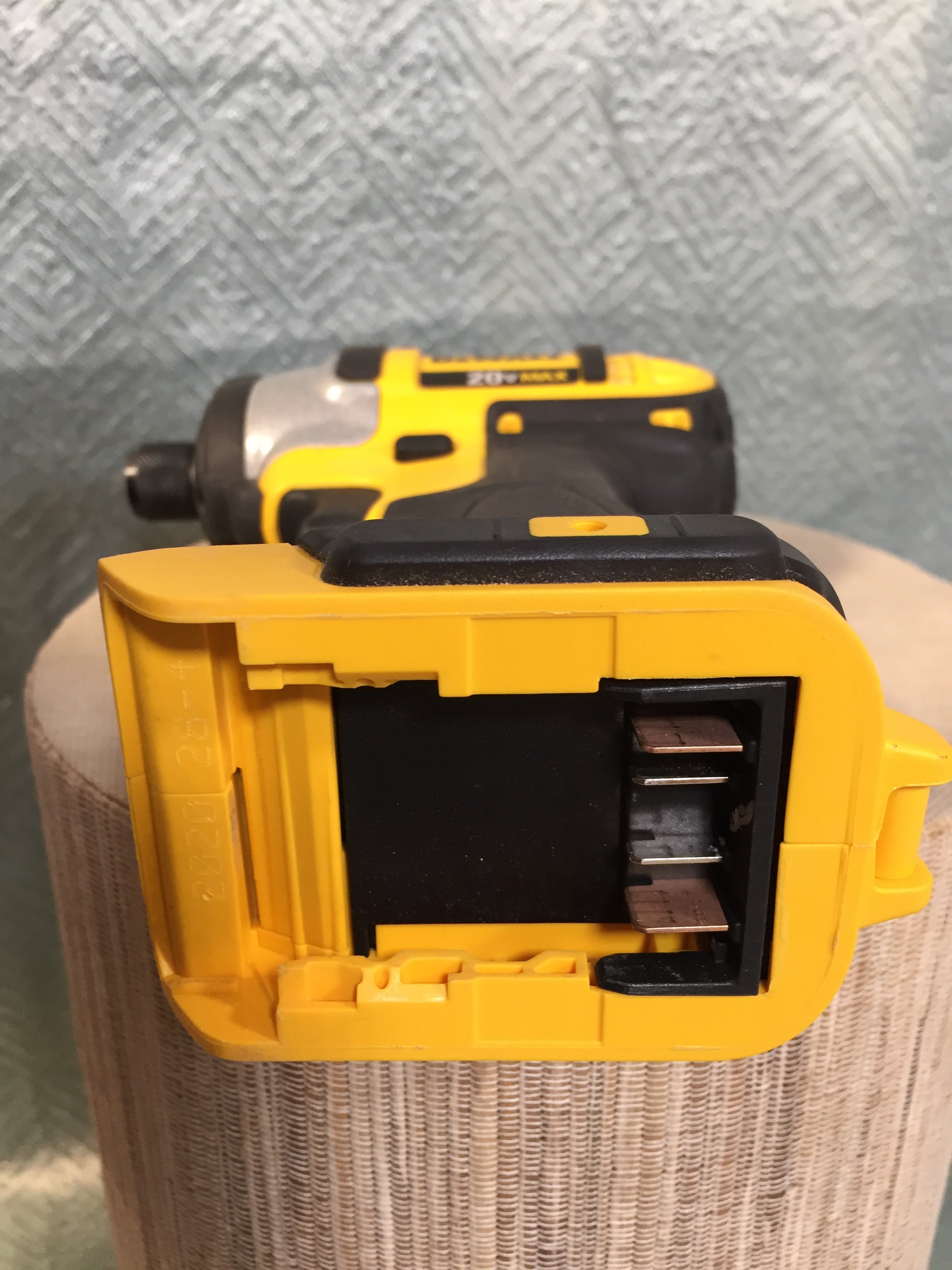 **PARTS ONLY** Dewalt DCF885 Cordless 1/4 Impact Driver **DEFECTIVE** (7572841660654)