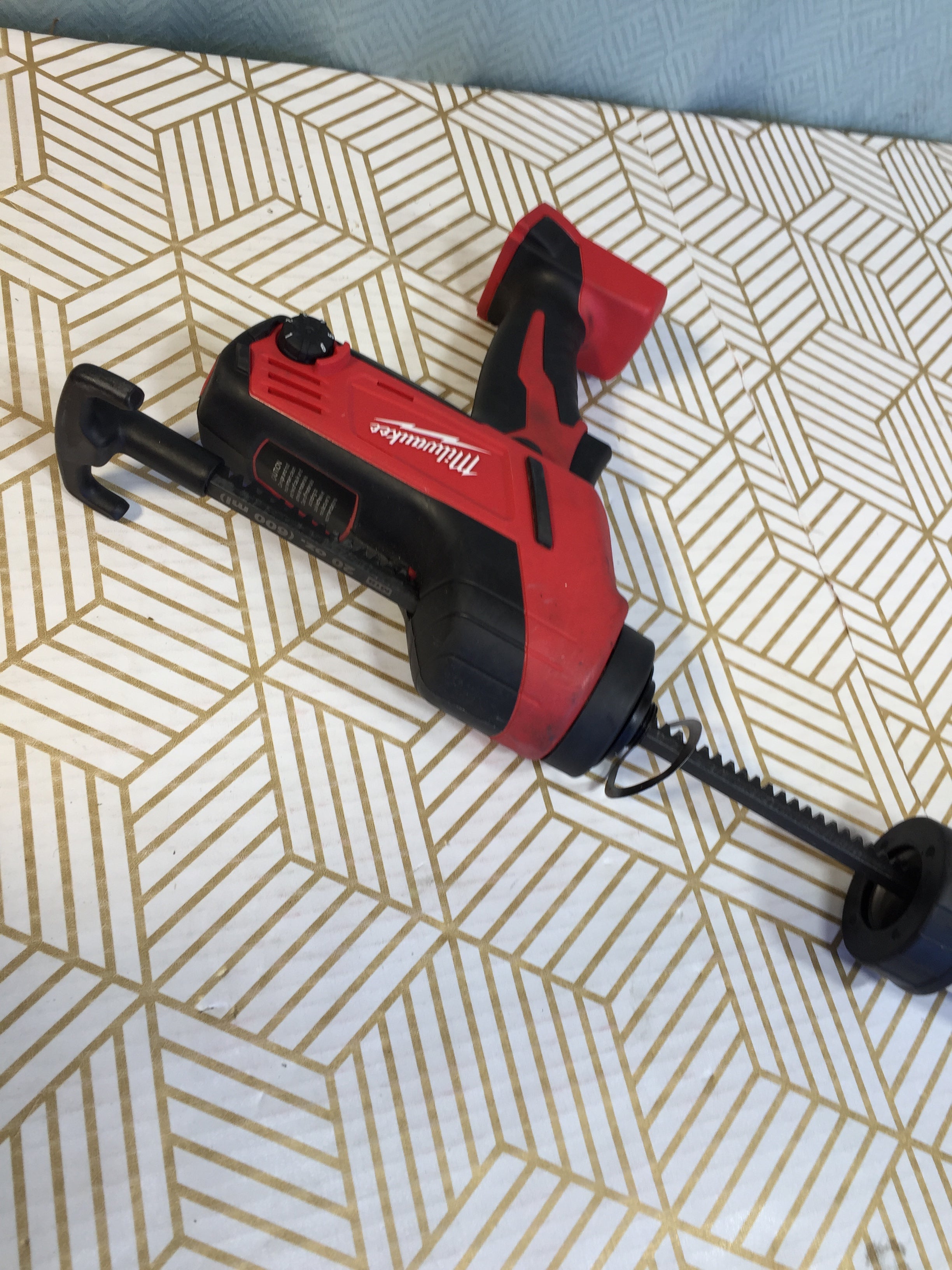 Genuine Milwaukee 264020 Caulk and Adhesive Gun USED TESTED