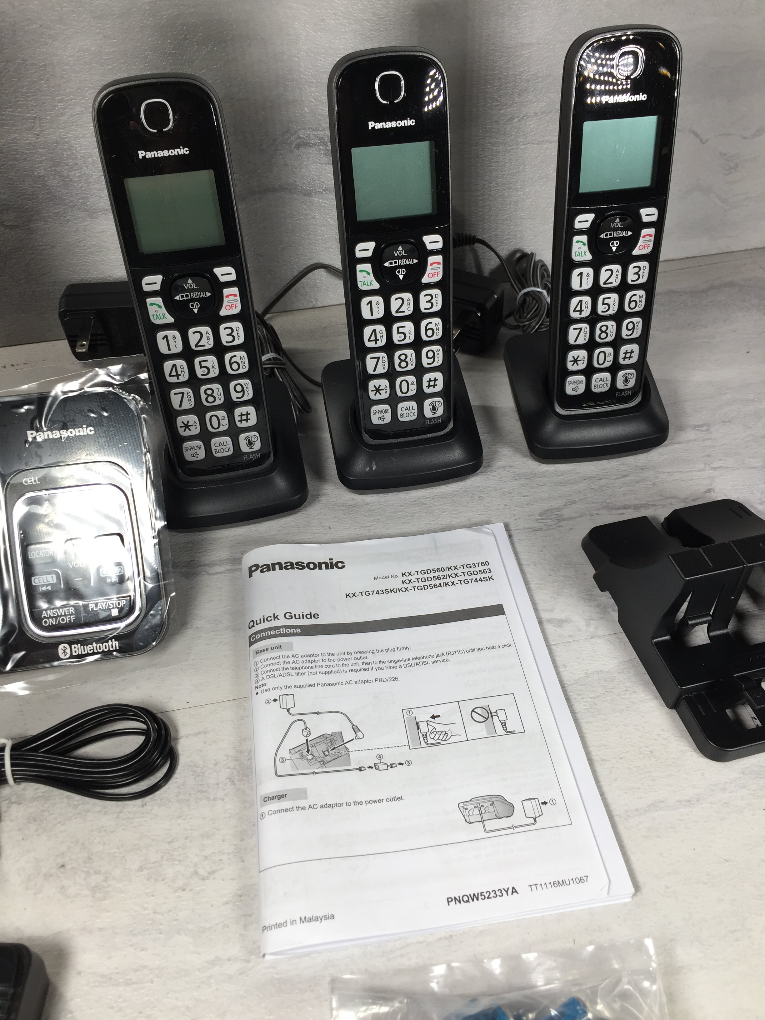 PANASONIC KX-TGD564M Expandable Cordless Phone System, 4 Handsets Metallic Black (6891622236343)