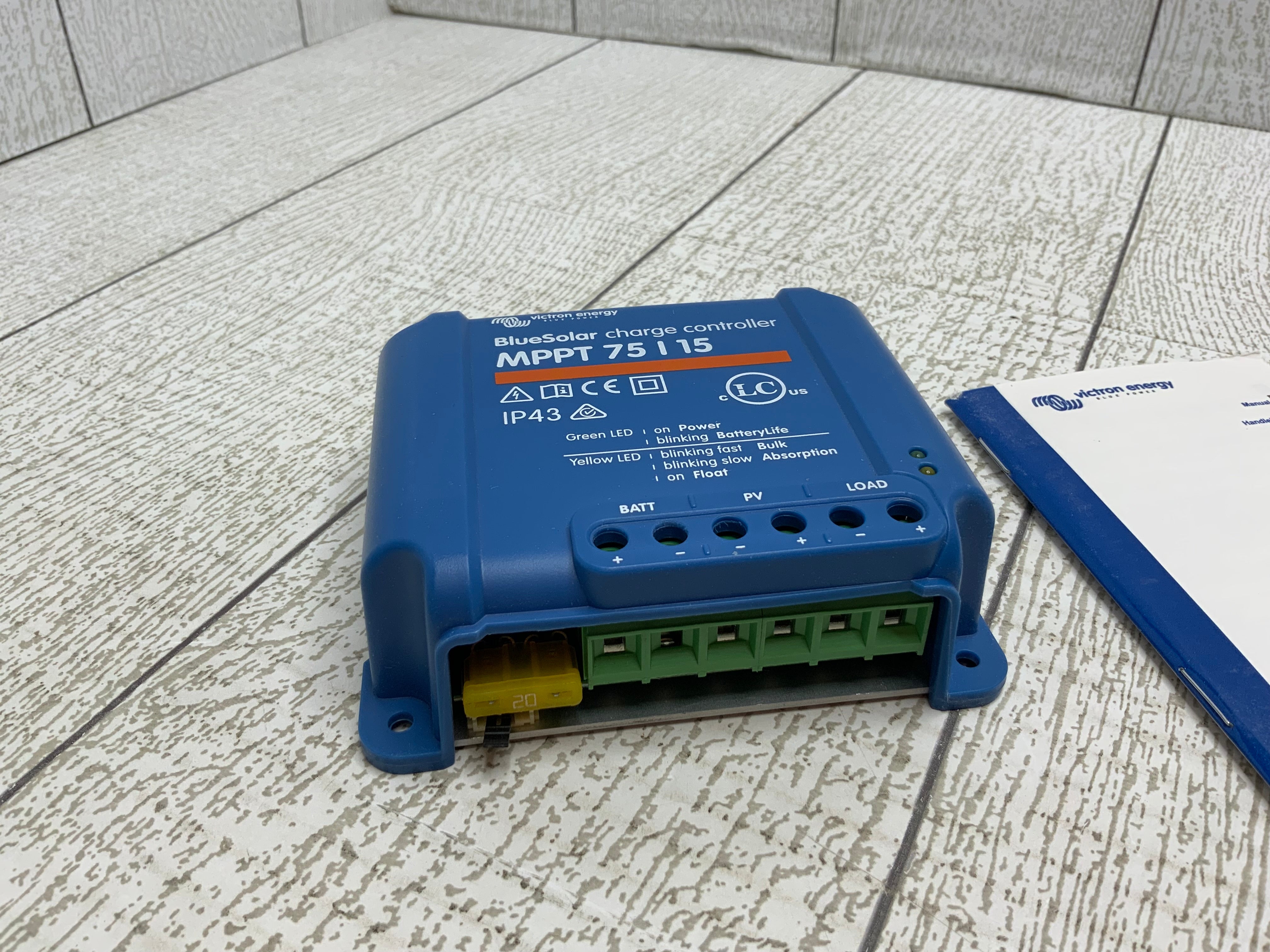 Victron Energy SmartSolar MPPT 75V 15 amp 12/24-Volt Solar Charge Cont