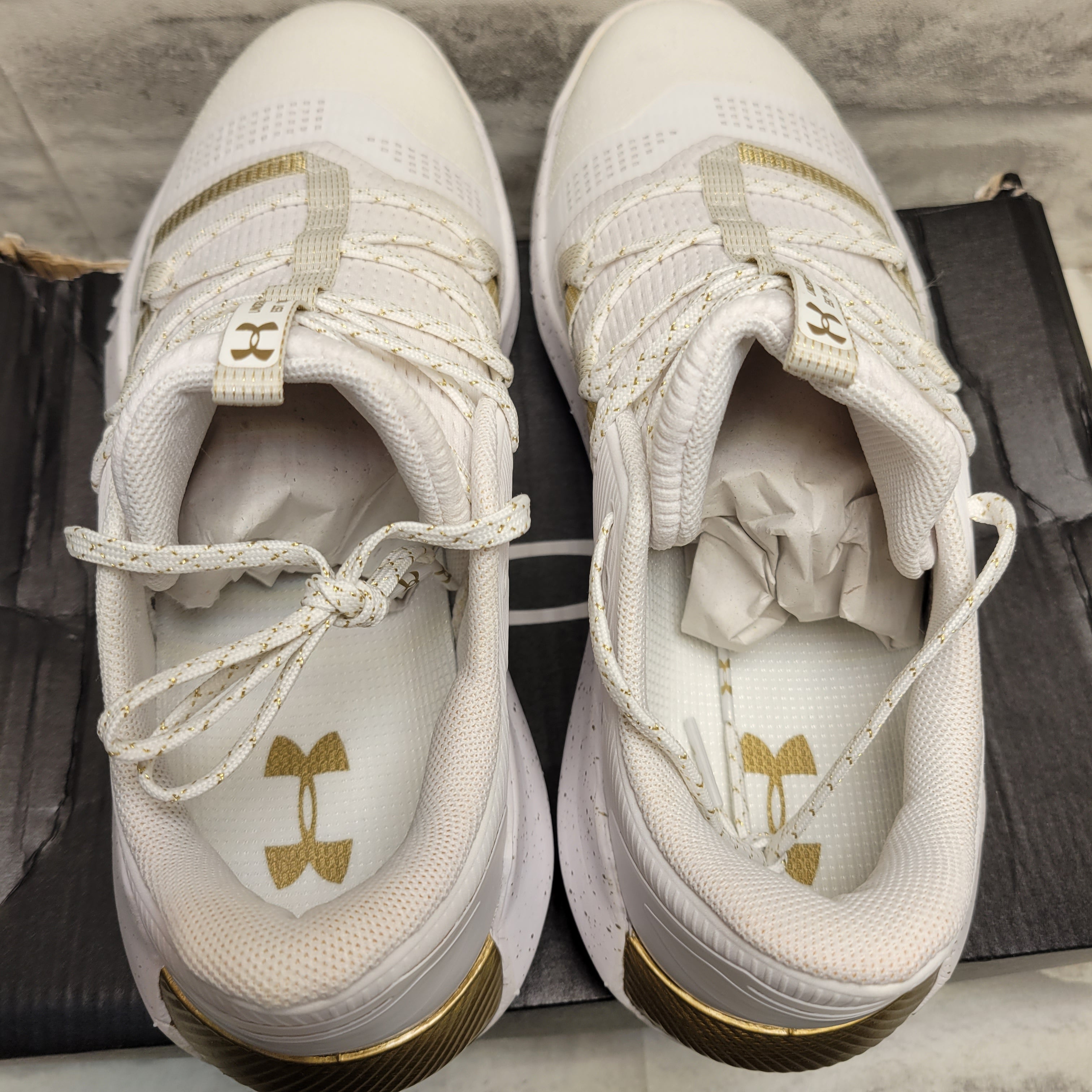 Under Armour Women's Block City 2.0 Volleyball Shoe (9, White/Metallic Gold) (7911613333742)